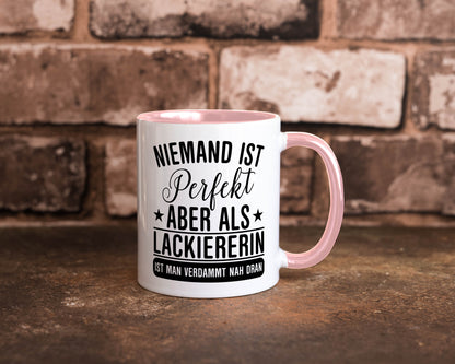 Verdammt nah dran: Lackiererin | lackieren lustiger Spruch Geschenk Humor