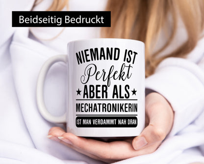 Verdammt nah dran: Mechatronikerin | KFZ Werkstatt lustig Humor Geschenkidee