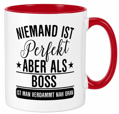 Verdammt nah dran: Boss | Führungskraft Vorgesetzter Humor Geschenkidee Tasse