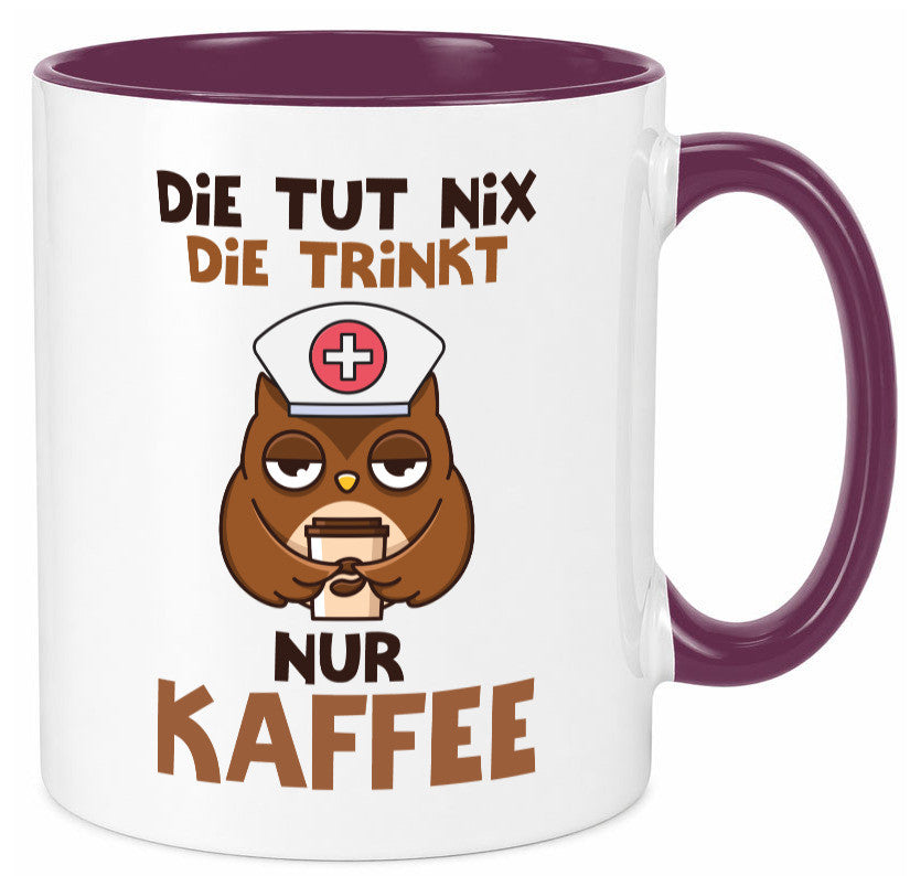 Die tut nix! | Spruch Kaffee Krankenschwester lustiger Geschenk Humor Tasse