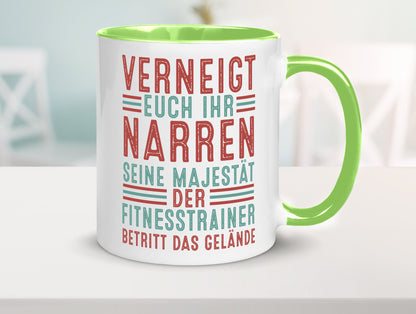 Verneigt euch: Fitnesstrainer | Personal Trainer v2 lustig Humor Geschenkidee Tasse