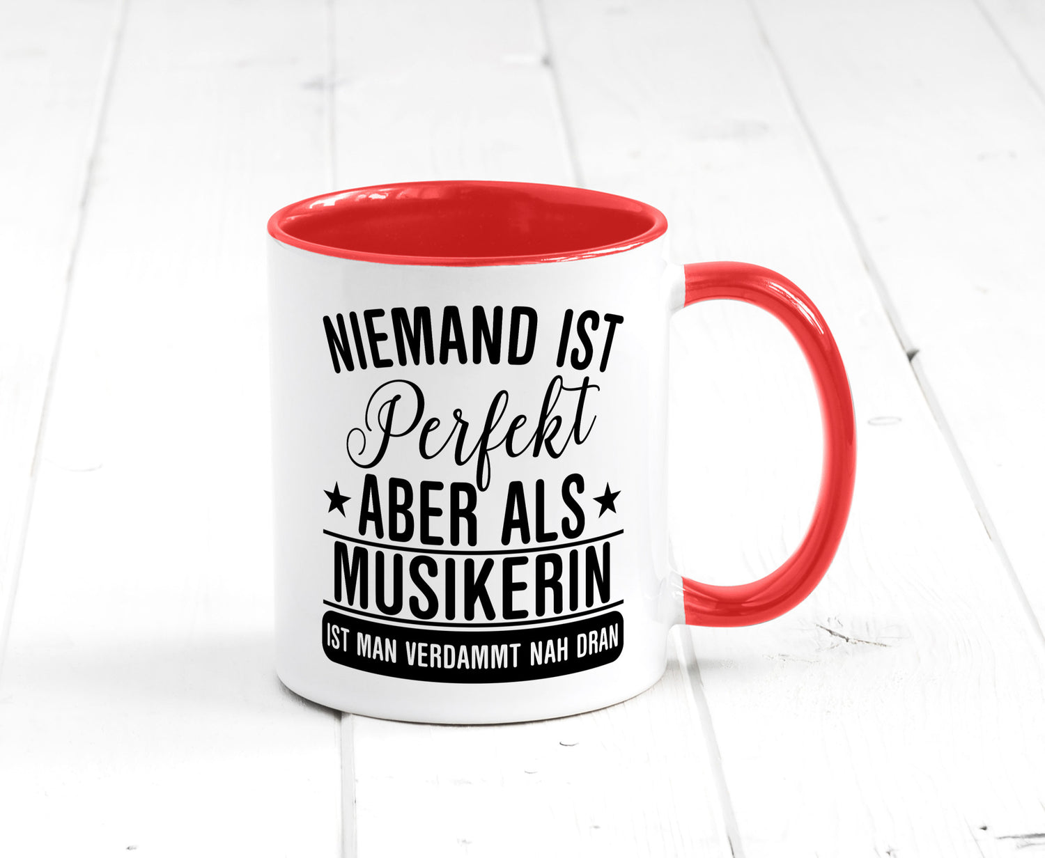 Verdammt nah dran: Musikerin | Musik Musikantin Geschenkidee Humor Tasse