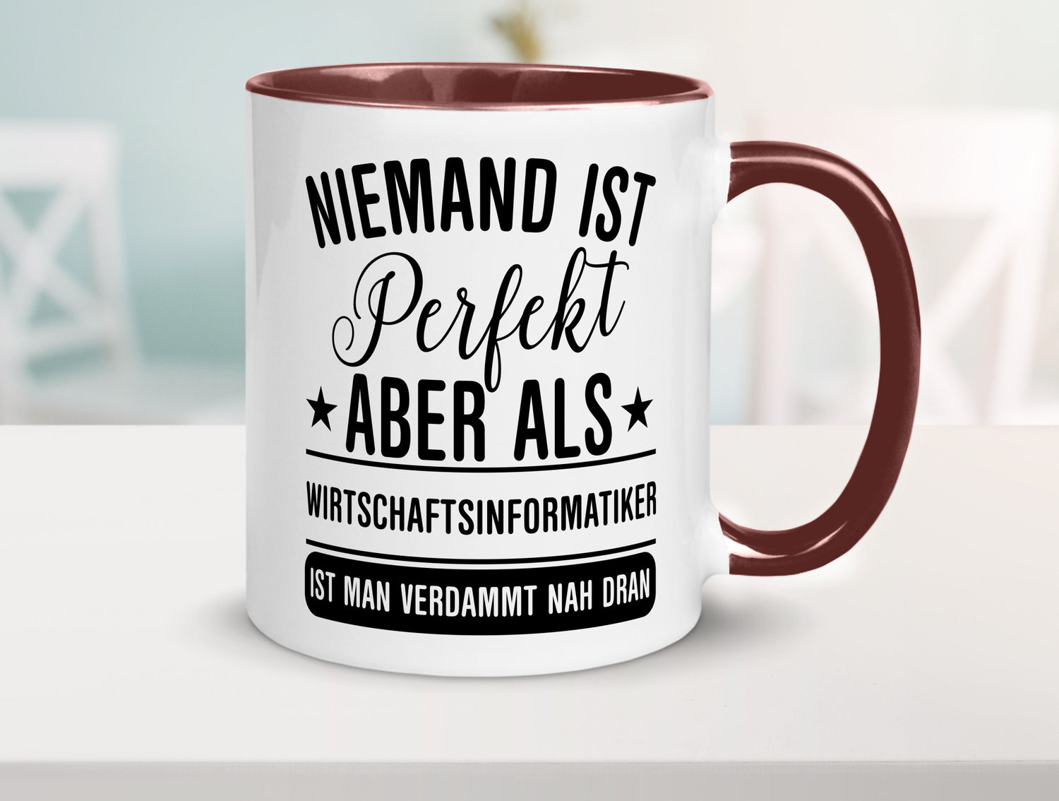 Verdammt nah dran: Wirtschaftsinformatiker | Informatik Humor Geschenkidee Tasse