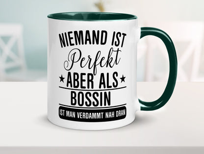 Verdammt nah dran: Bossin | Führungskraft Vorgesetzte Humor Geschenkidee Tasse