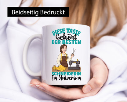 Im Universum: Schneiderin | Beruf Schneiderei lustiger Spruch Geschenk Arbeit