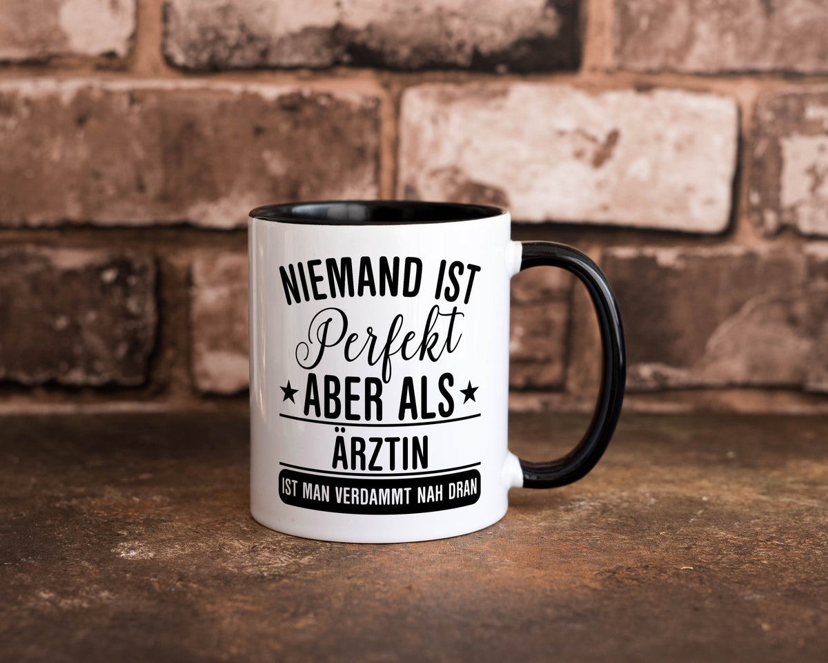 Verdammt nah dran: Ã„rztin | Medizin Doktorin Fachärztin Geschenkidee Humor Tasse