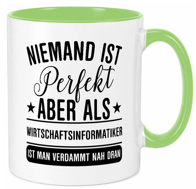 Verdammt nah dran: Wirtschaftsinformatiker | Informatik Humor Geschenkidee Tasse