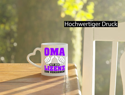 Oma mit Lizenz | Spruch Großmutter lustig Familie Geschenkidee Geschenk Tasse