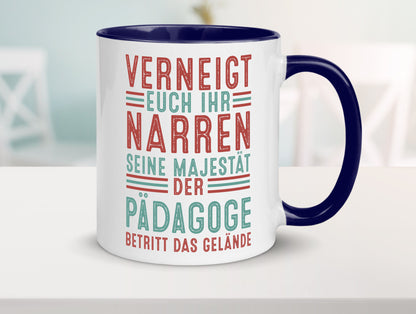 Verneigt euch: Pädagoge | Pädagogik Humor Geschenkidee Tasse