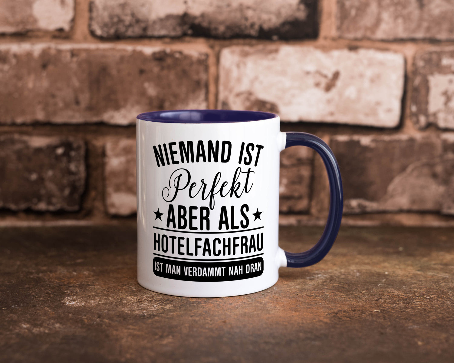 Verdammt nah dran: Hotelfachfrau | Hotel Humor Geschenkidee Tasse