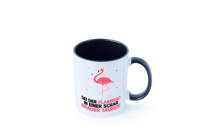 Flamingo in einer Schar Grauer Tauben | lustig Humor Geschenkidee Geschenk Tasse