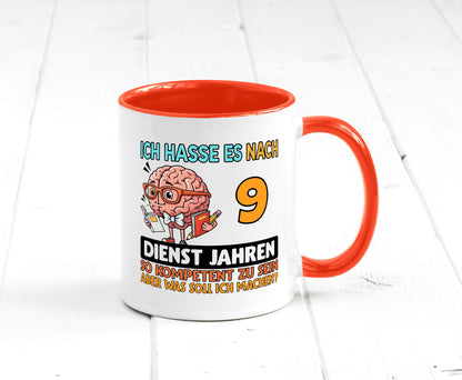 9 Dienstjahre | Arbeit Kompetent Humor Kollegen Büro Geschenkidee Tasse