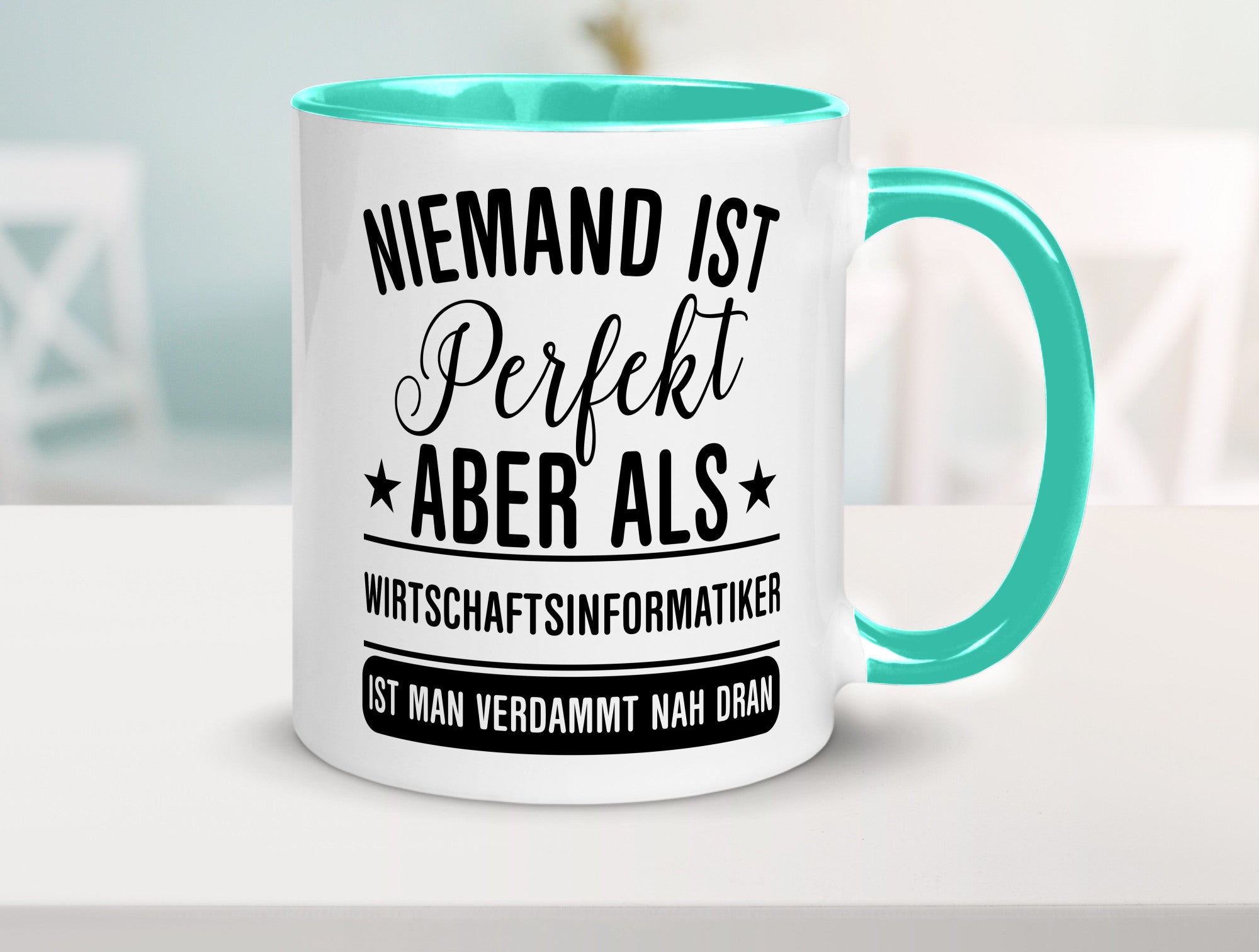 Verdammt nah dran: Wirtschaftsinformatiker | Informatik Humor Geschenkidee Tasse