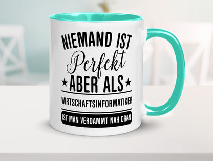 Verdammt nah dran: Wirtschaftsinformatiker | Informatik Humor Geschenkidee Tasse