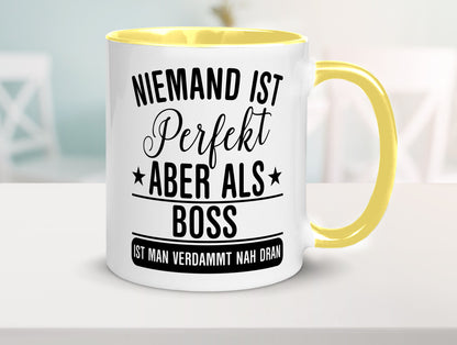 Verdammt nah dran: Boss | Führungskraft Vorgesetzter Humor Geschenkidee Tasse