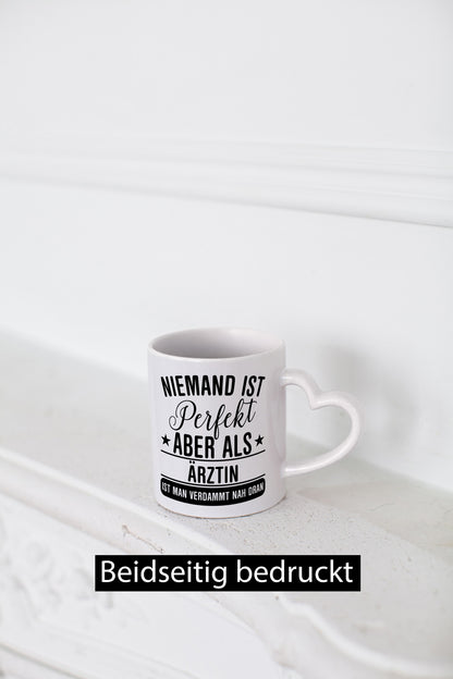 Verdammt nah dran: Ärztin | Medizin Doktorin Fachärztin Geschenkidee Humor Tasse
