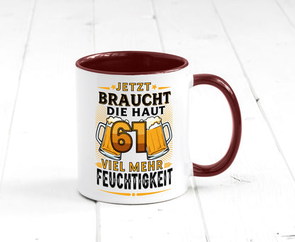 61 braucht die haut mehr Feuchtigkeit | 61. Geburtstag Geschenkidee Humor Tasse