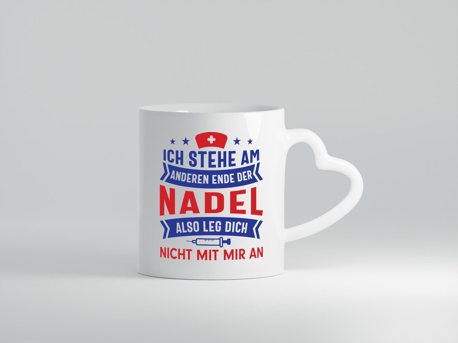 Ich stehe am anderen Ende der Nadel | Spritze Kreuz Humor Geschenkidee Tasse