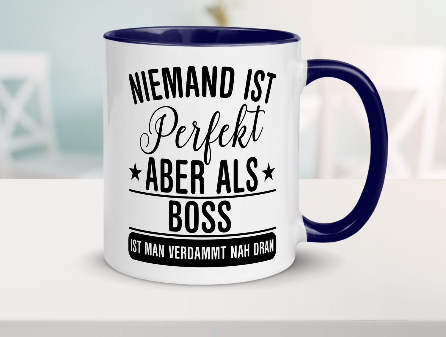 Verdammt nah dran: Boss | Führungskraft Vorgesetzter Humor Geschenkidee Tasse