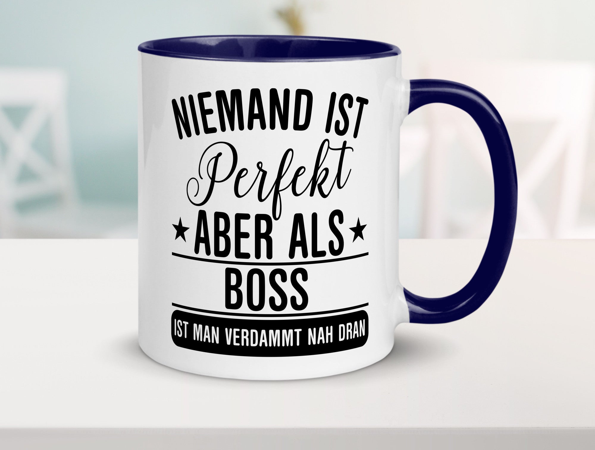 Verdammt nah dran: Boss | Führungskraft Vorgesetzter Humor Geschenkidee Tasse
