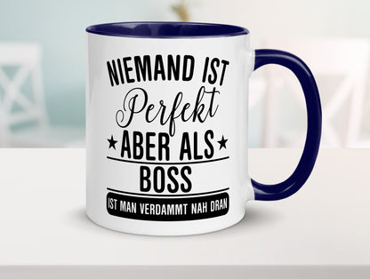 Verdammt nah dran: Boss | Führungskraft Vorgesetzter Humor Geschenkidee Tasse