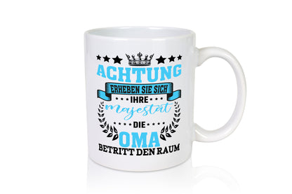 Erheben Sie sich die Oma betritt den Raum Geschenkidee Familie Humor Tasse