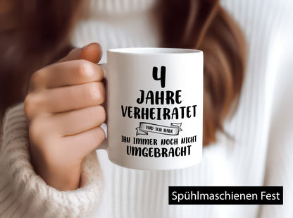 4 Jahre Verheiratet, immer noch am Leben! Geschenkidee Humor Tasse