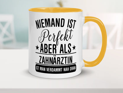 Verdammt nah dran: Zahnärztin | Zahnmedizin Beruf lustig Arbeit Kollegen Büro