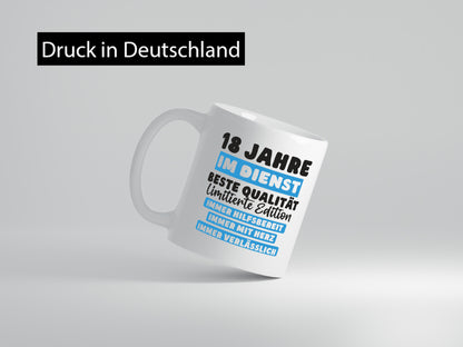 18 Jahre im Dienst | Jubiläum Arbeit v6 Geschenkidee Kollegen Büro Humor Tasse