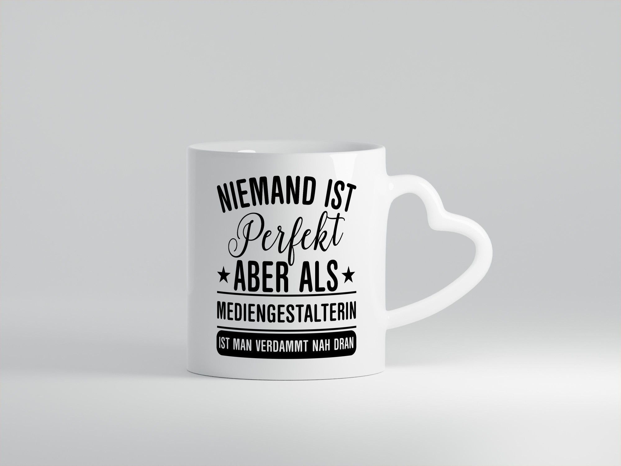 Verdammt nah dran: Mediengestalterin | Medien Geschenkidee Humor Tasse
