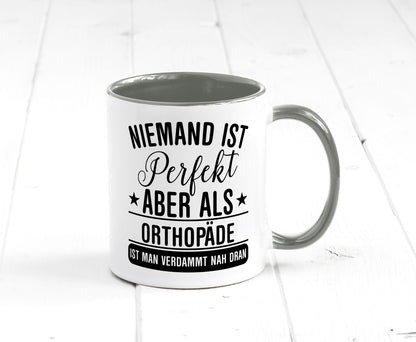 Verdammt nah dran: Orthopäde | Orthopädie Geschenkidee Humor Tasse