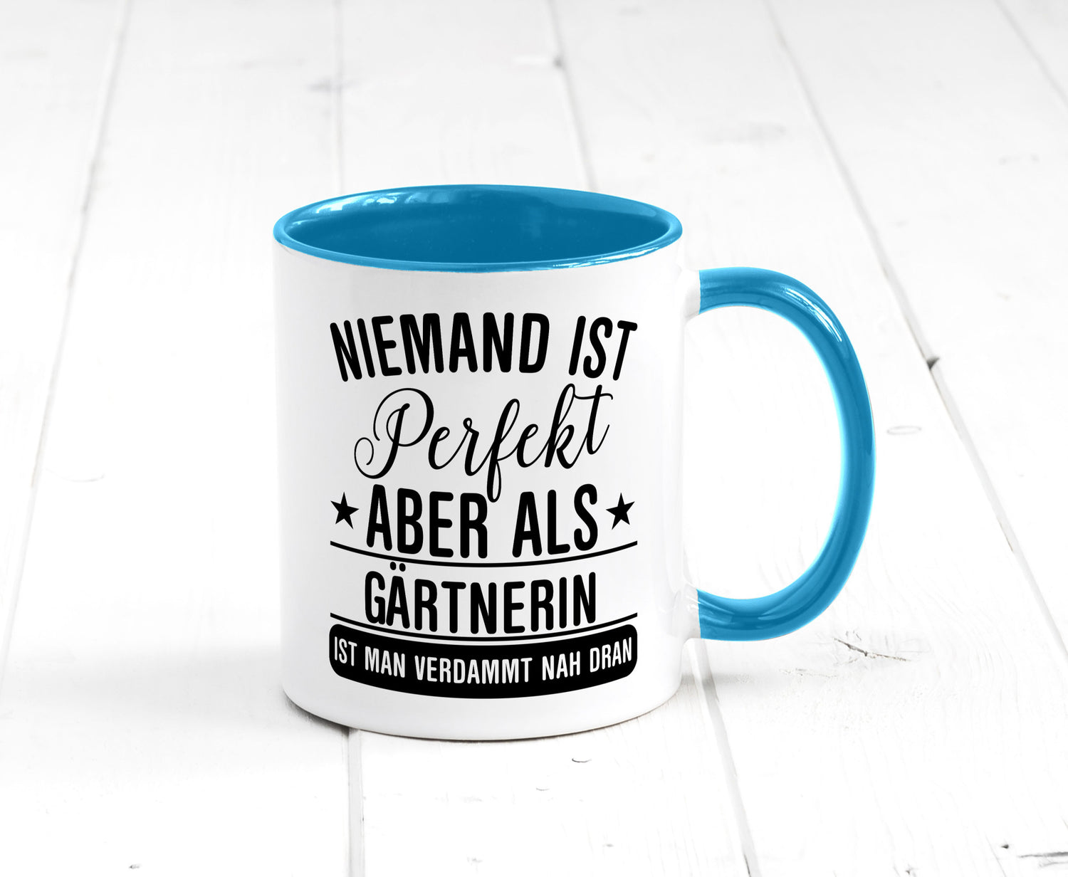 Verdammt nah dran: Gärtnerin | Gartenbau lustig Humor Geschenkidee Geschenk