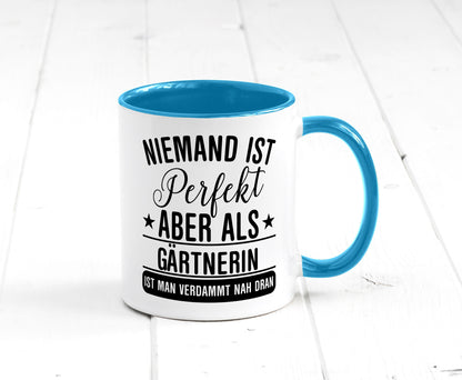 Verdammt nah dran: Gärtnerin | Gartenbau lustig Humor Geschenkidee Geschenk