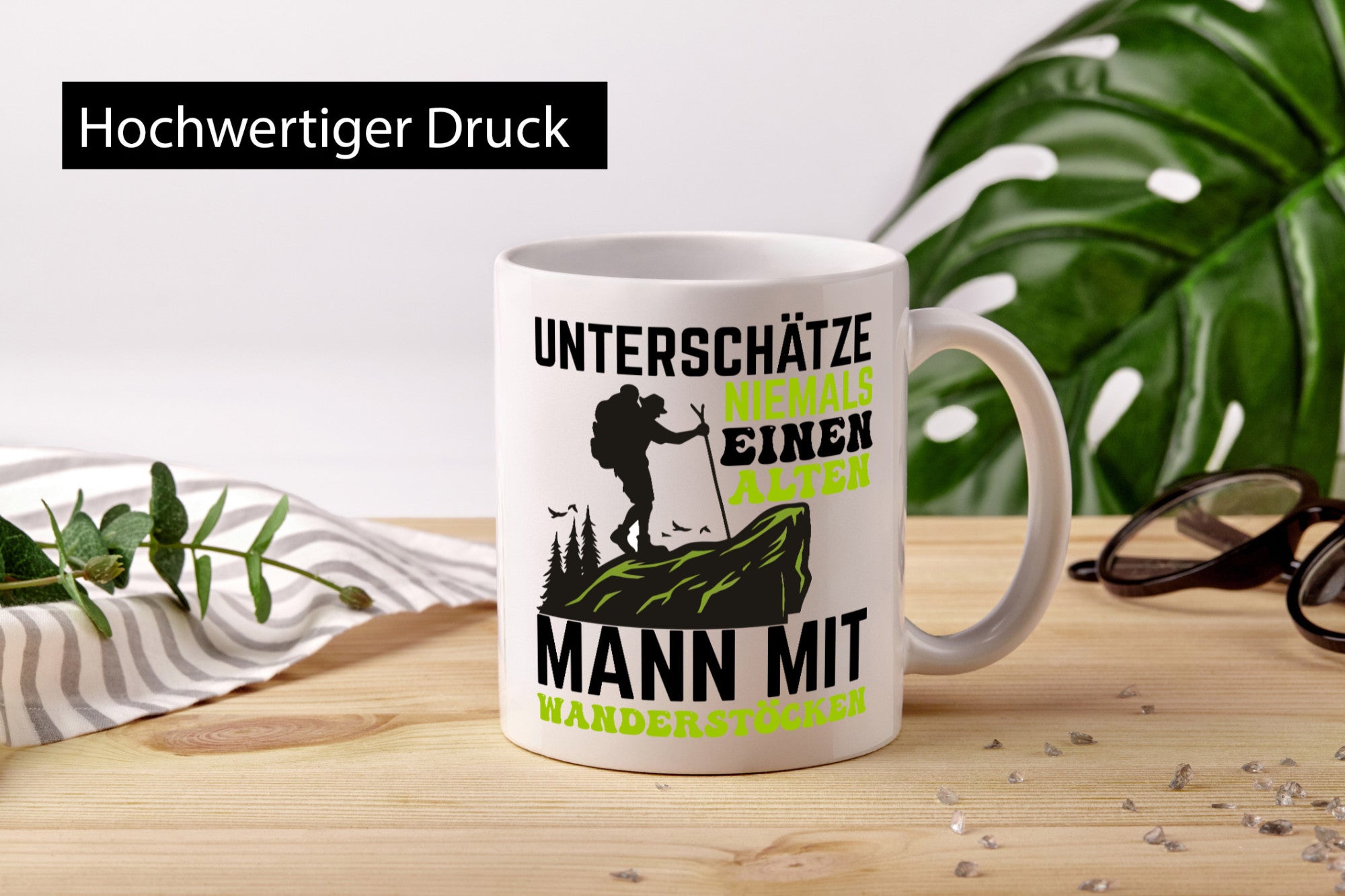 Unterschätze niemals einen alten Mann mit Wanderstöcken Humor Geschenkidee Tasse