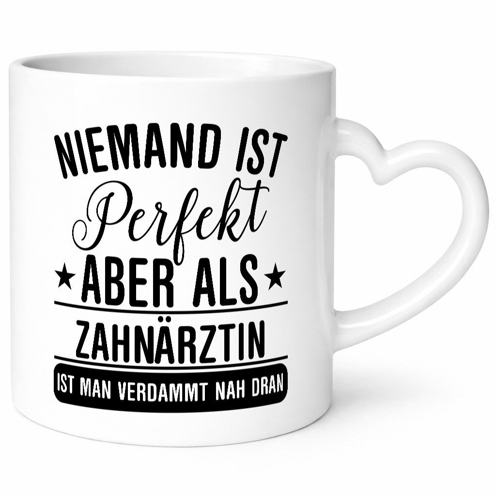 Verdammt nah dran: Zahnärztin | Zahnmedizin Beruf lustig Arbeit Kollegen Büro