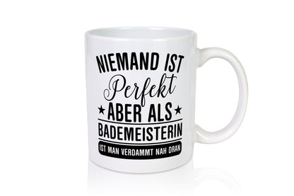Verdammt nah dran: Bademeisterin | Schwimmmeisterin lustig Humor Geschenkidee