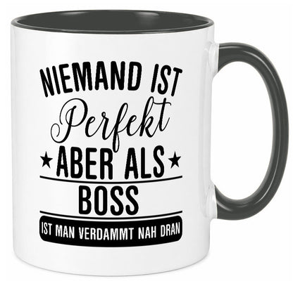 Verdammt nah dran: Boss | Führungskraft Vorgesetzter Humor Geschenkidee Tasse