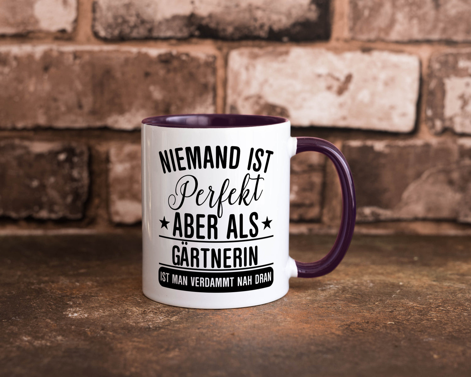 Verdammt nah dran: Gärtnerin | Gartenbau lustig Humor Geschenkidee Geschenk