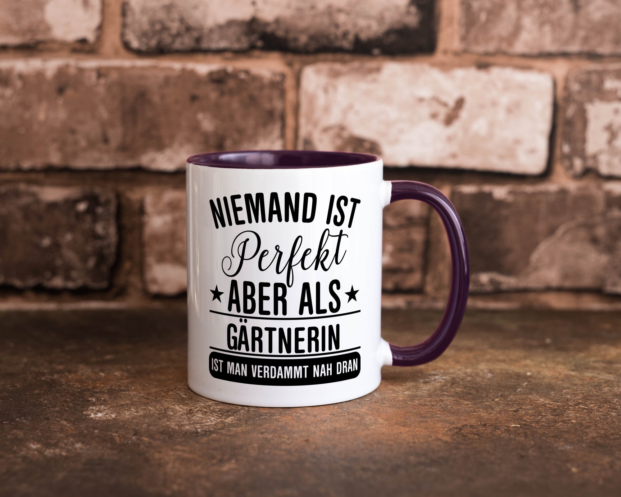Verdammt nah dran: Gärtnerin | Gartenbau lustig Humor Geschenkidee Geschenk