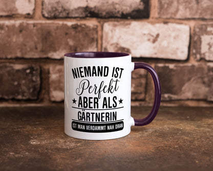 Verdammt nah dran: Gärtnerin | Gartenbau lustig Humor Geschenkidee Geschenk