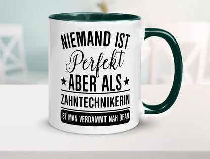 Verdammt nah dran: Zahntechnikerin | Zahnmedizin Humor Geschenkidee Tasse