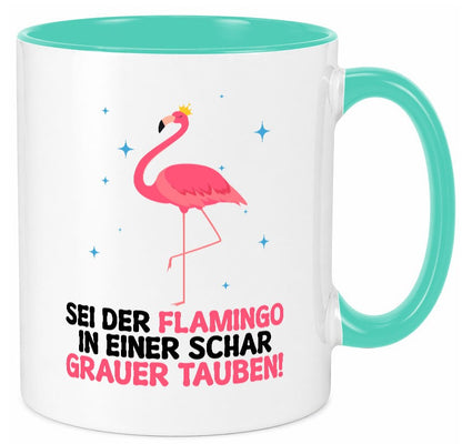Flamingo in einer Schar Grauer Tauben | lustig Humor Geschenkidee Geschenk Tasse