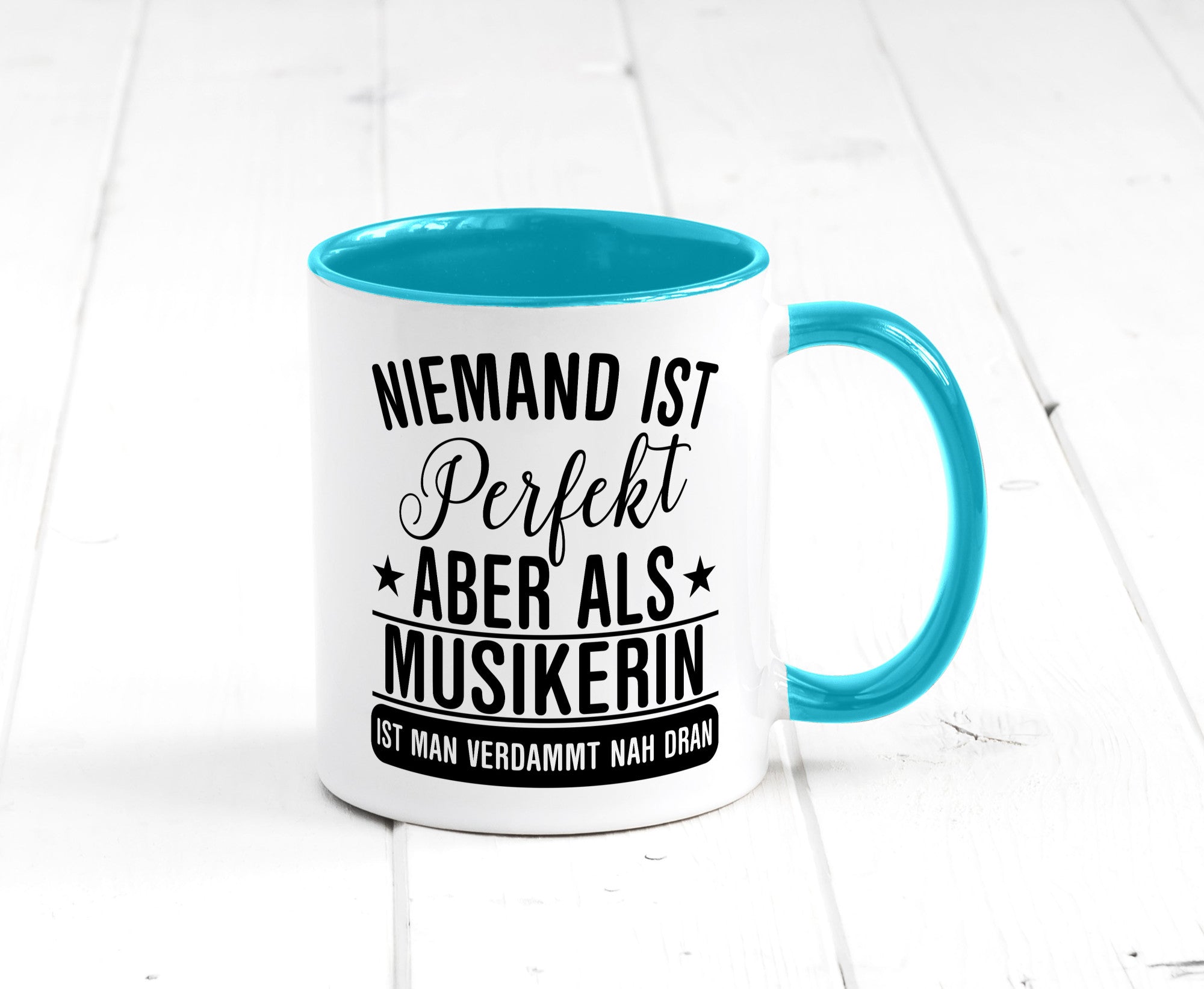 Verdammt nah dran: Musikerin | Musik Musikantin Geschenkidee Humor Tasse