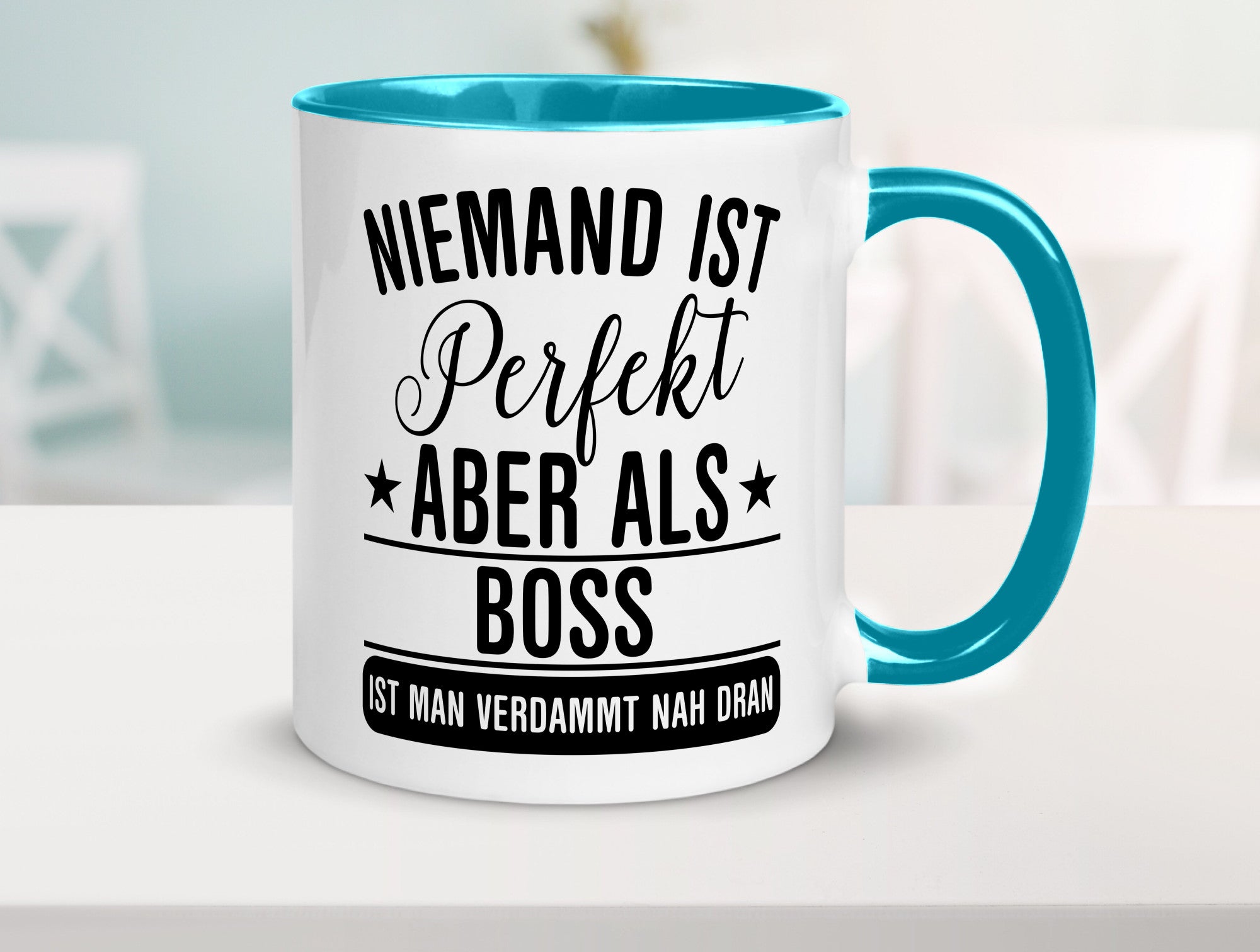 Verdammt nah dran: Boss | Führungskraft Vorgesetzter Humor Geschenkidee Tasse