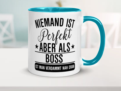 Verdammt nah dran: Boss | Führungskraft Vorgesetzter Humor Geschenkidee Tasse