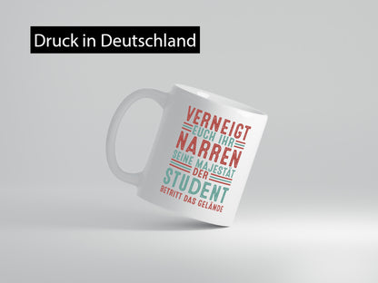 Verneigt euch: Student | Universität Uni Studium Geschenkidee Humor Tasse