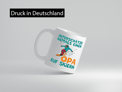 Unterschätze keinen Opa auf Skiern | Skifahrer Schnee Geschenk Familie