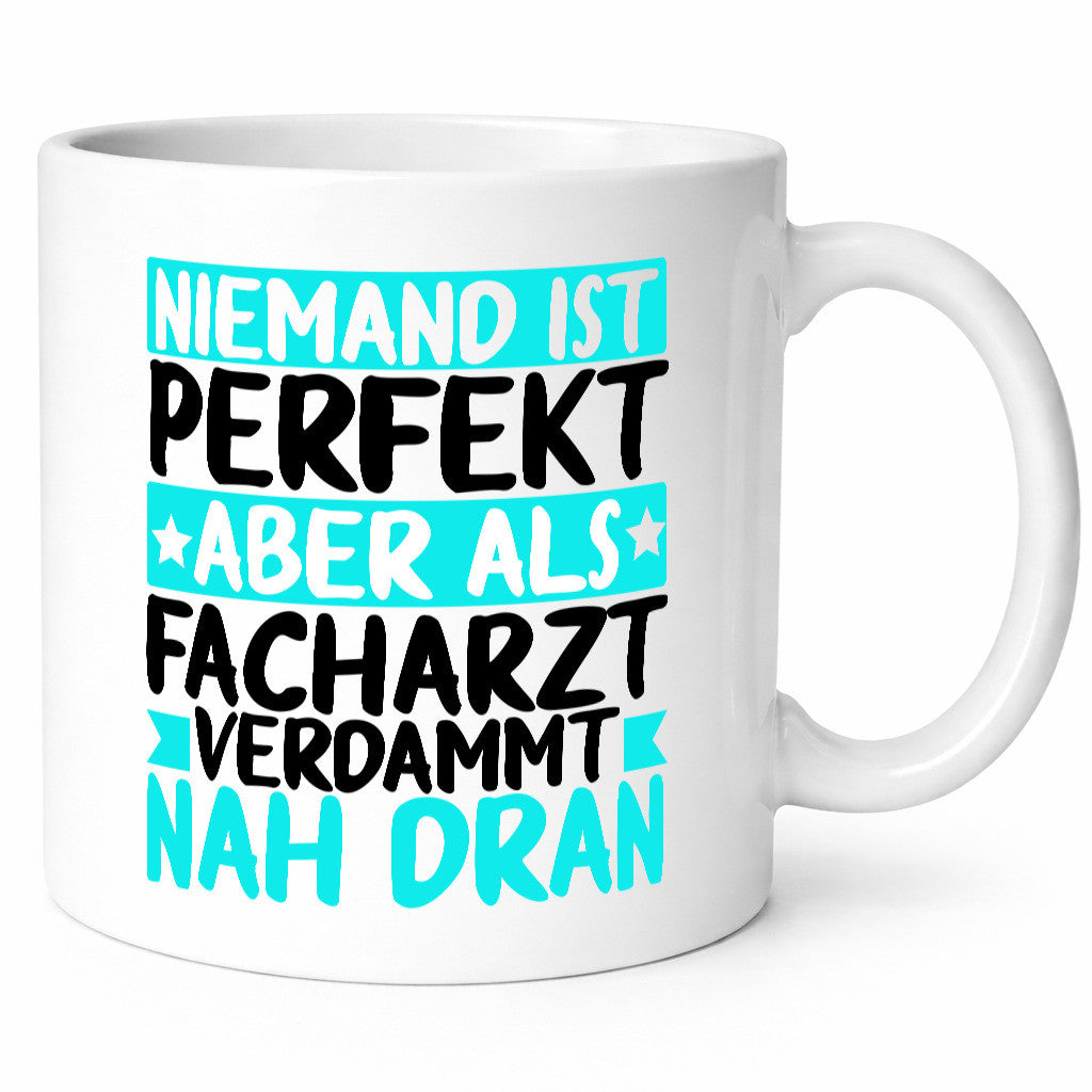 Niemand ist perfekt | Facharzt Ärzte Selbstbewusst Humor Geschenkidee Tasse