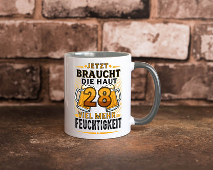 28 braucht die haut mehr Feuchtigkeit | 28. Geburtstag Humor Geschenkidee Tasse