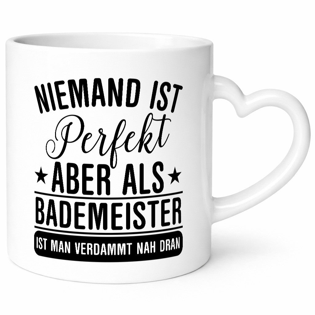 Verdammt nah dran: Bademeister | Rettungsschwimmer Humor Geschenkidee Tasse